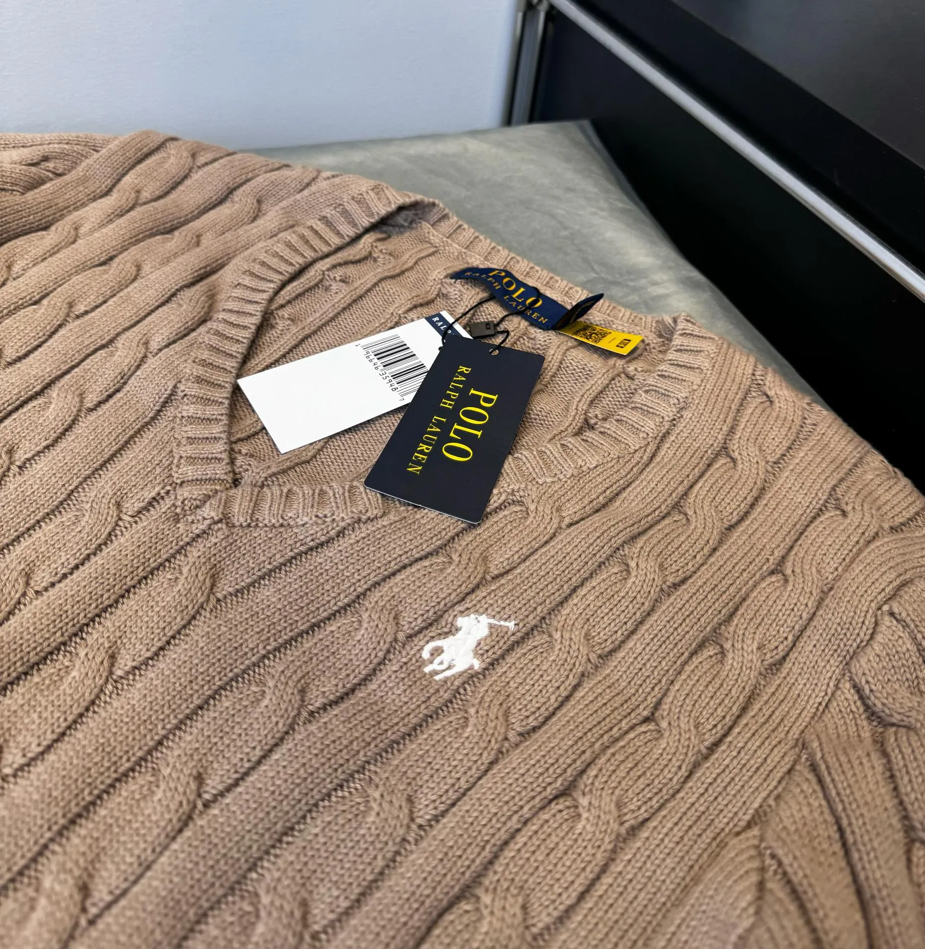 🅿️220 Style number: L04 (khaki) Ralph Lauren RL classic war horse logo embroidered cable pattern twist button V-neck knitted sweater on the chest, same style for men and women, 9 colors Color: beige, navy, black, chick yellow, sky blue, khaki, red, gray, purple Size: XSSML M Shoulder Width 36 Clothes Length 58 Bust 44 L Shoulder Width 37 Clothes Length 60 Bust 46 Soft and glutinous🧶🫶The style is a very classic cable sweater American retro college style Perfect hand comfort. It is a must-have item for spring, autumn and winter wardrobes. It looks great when worn alone or layered as an inner wear. High-density LOGO embroidery on the chest, and original customization of tag accessories. Made of pure cotton yarn 🧶 blended with wool, pure cotton is skin-friendly and comfortable, small label war horse embroidered twist turtleneck sweater 🐎 high quality. Follow the blogger to learn how to wear it! Let’s get a Ralph Lauren cable sweater. It’s a super hard-to-find series after it became popular. It’s hard to find one on the official website. It’s simple and practical to wear, with a lazy and loose feel. The thickened fabric has a more texture, soft and delicate feel, and a loose fit. Whether worn alone or layered, you can wear different styles of fashion with just one piece. ⚠️Contains wool products🦙 Pay attention to the washing method to avoid shrinkage